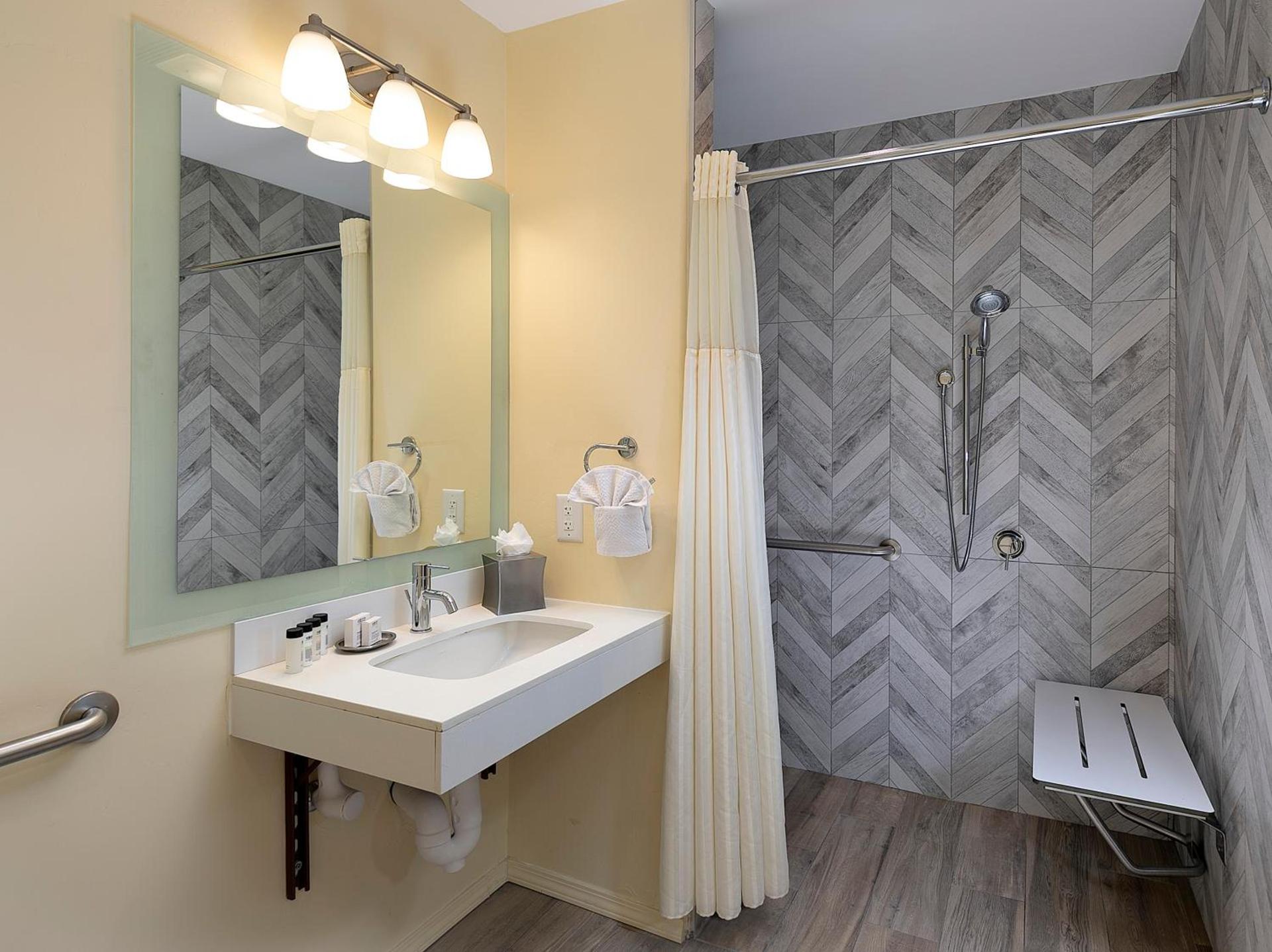 Pelican Inn & Suites photo 22
