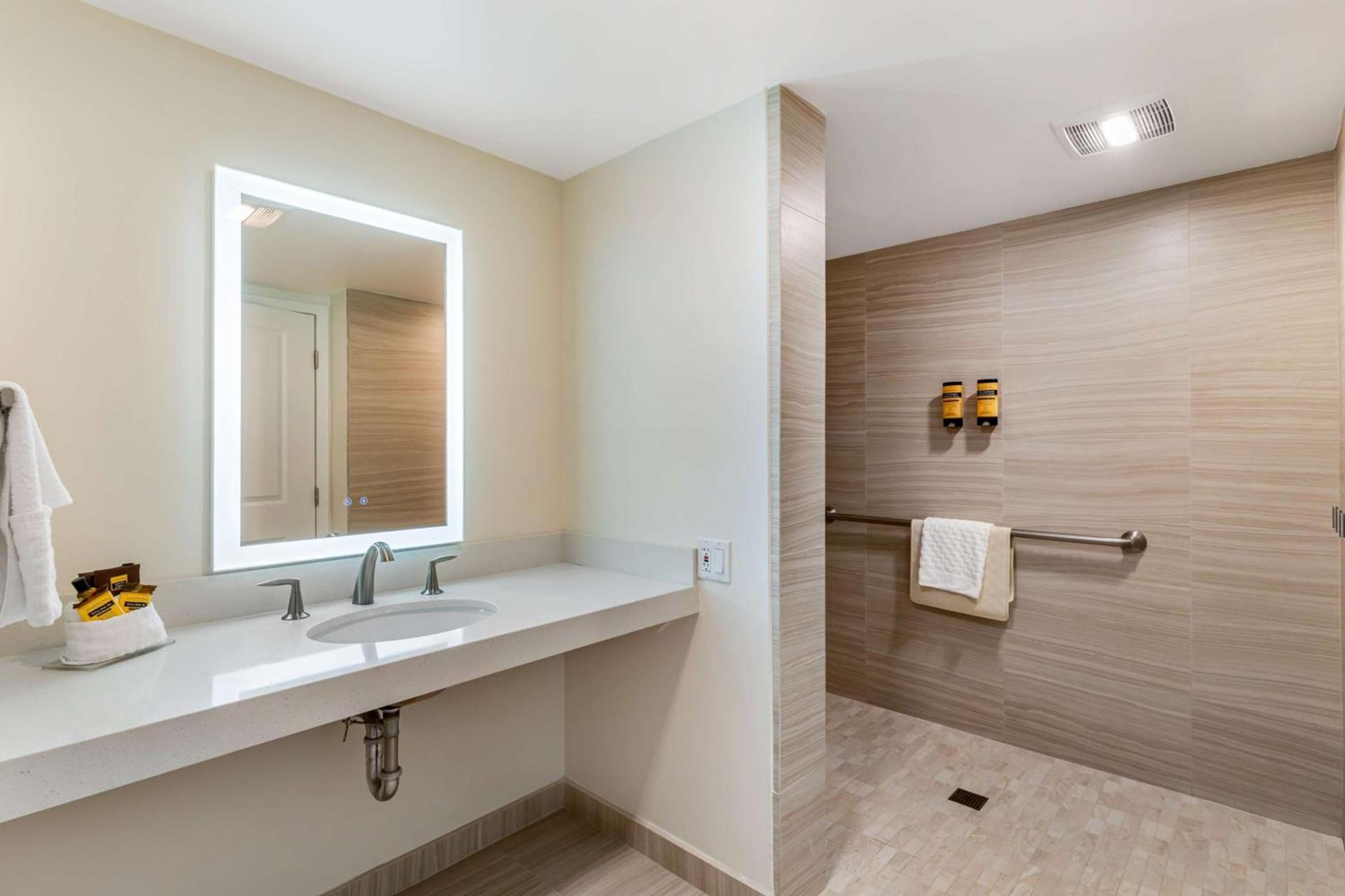 Best Western Plus Monterey Inn photo 53