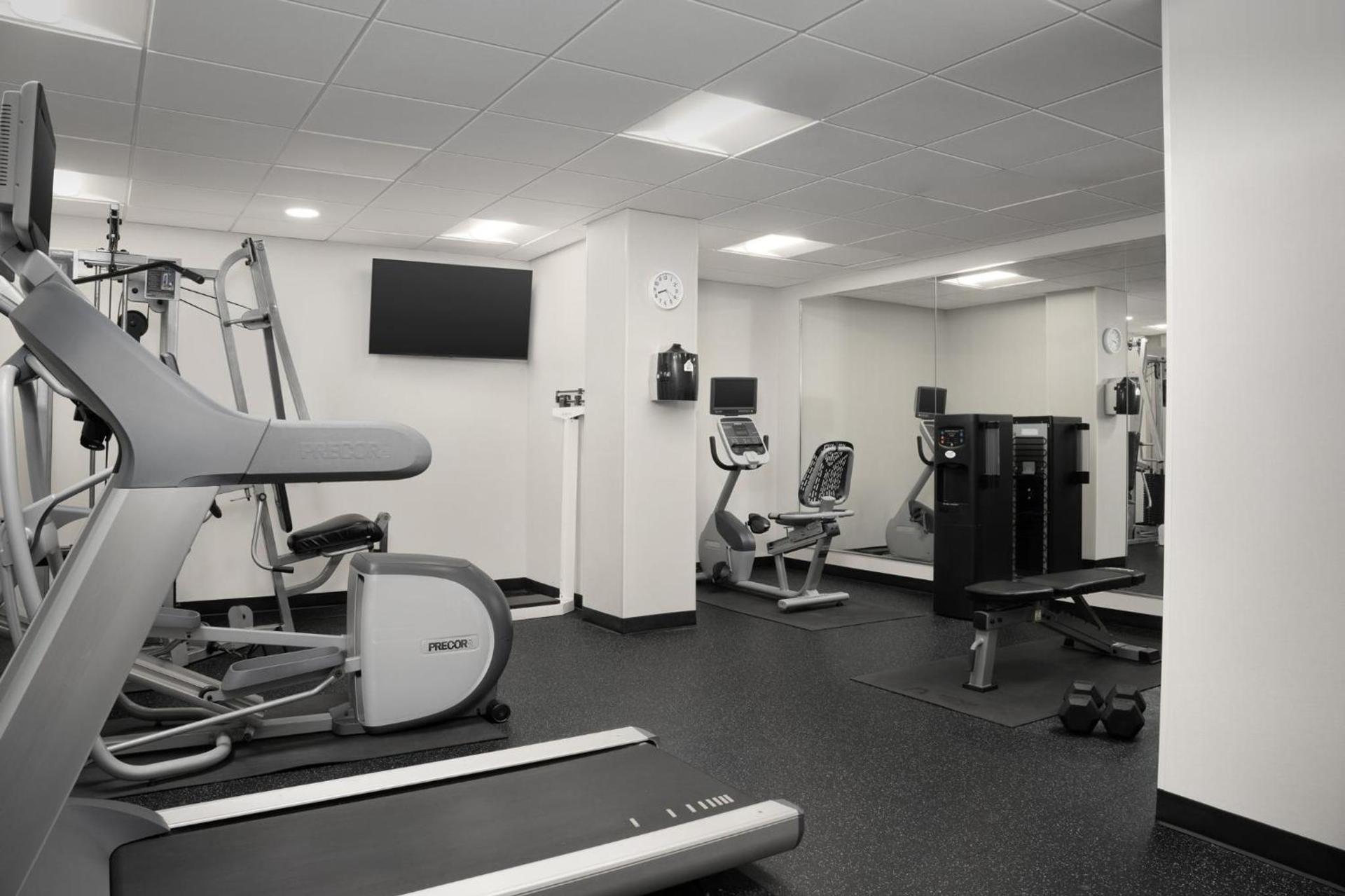 Holiday Inn Express & Suites Alexandria - Fort Belvoir by IHG photo 8