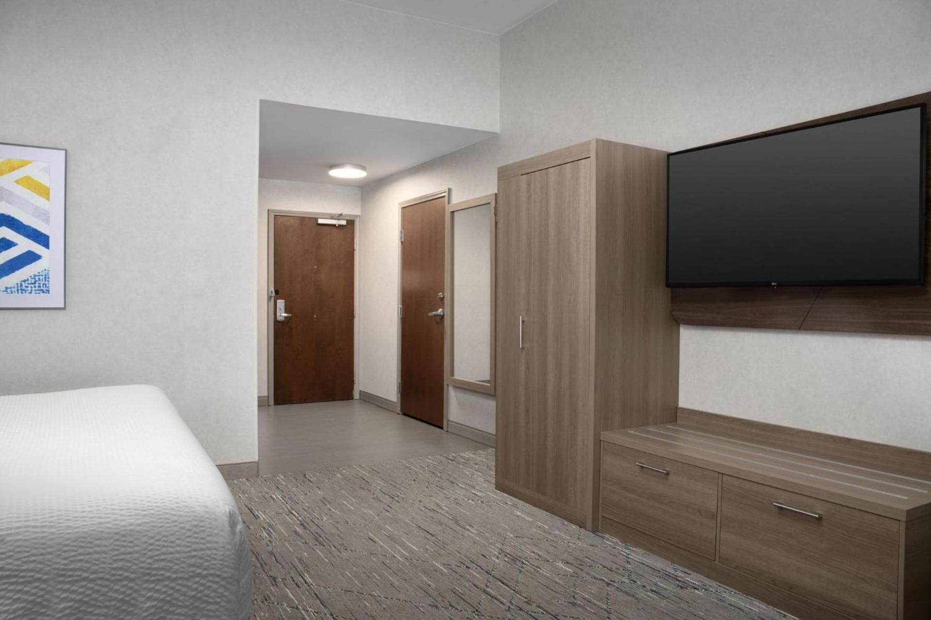 Holiday Inn Express & Suites Alexandria - Fort Belvoir by IHG photo 43