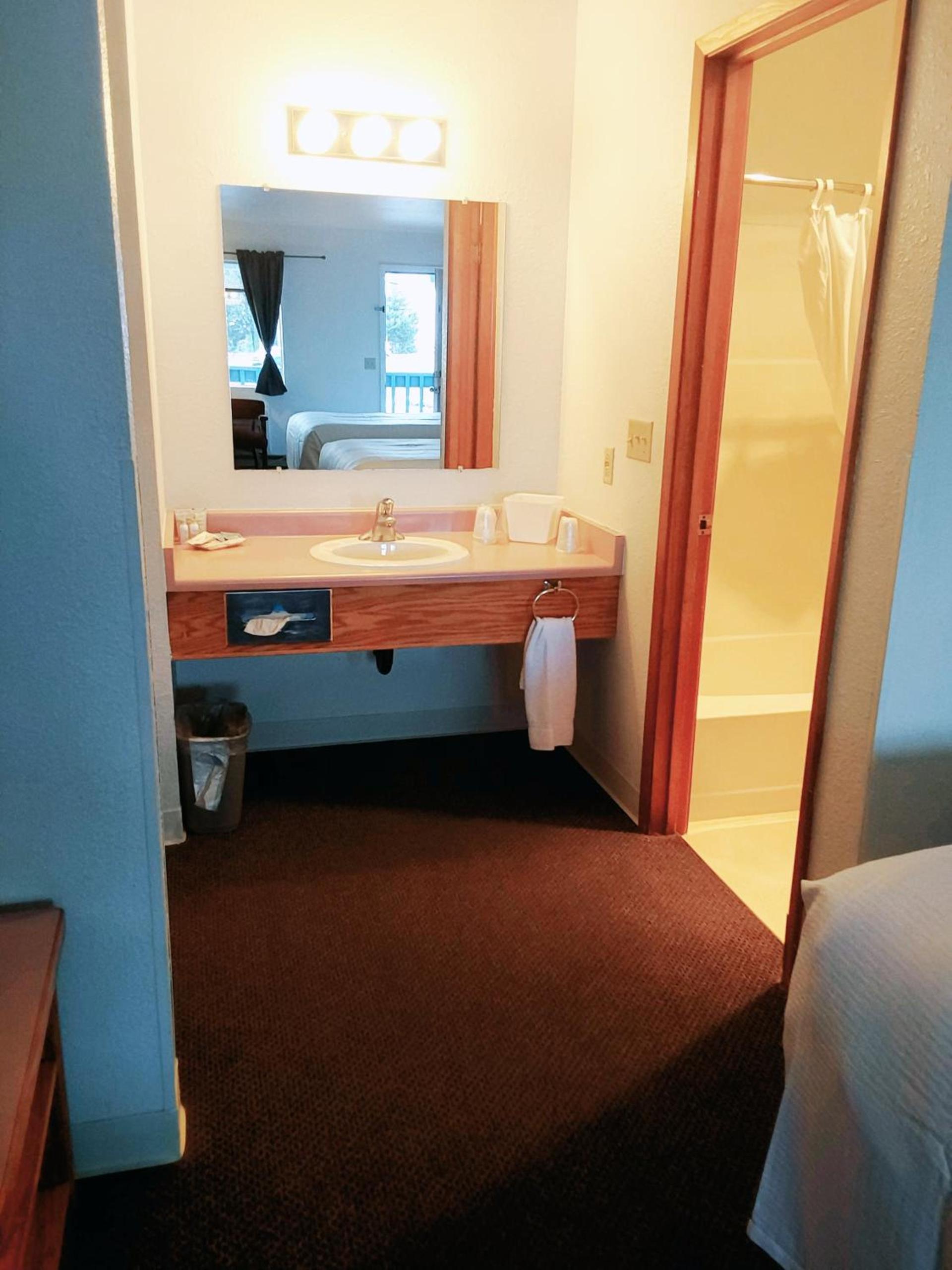 Harbor Inn photo 3
