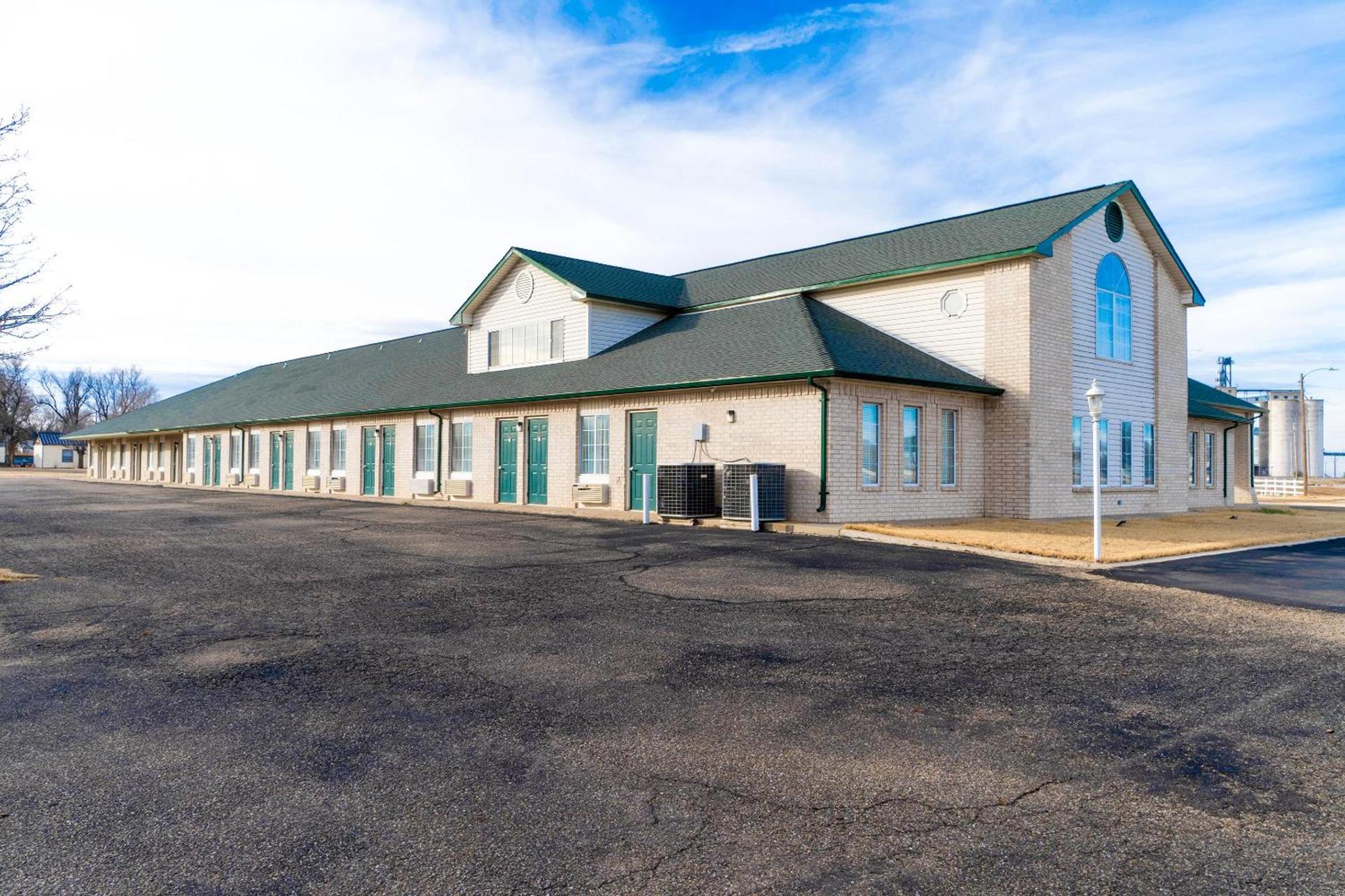 HomeTown Inn By OYO Texhoma, OK photo 2