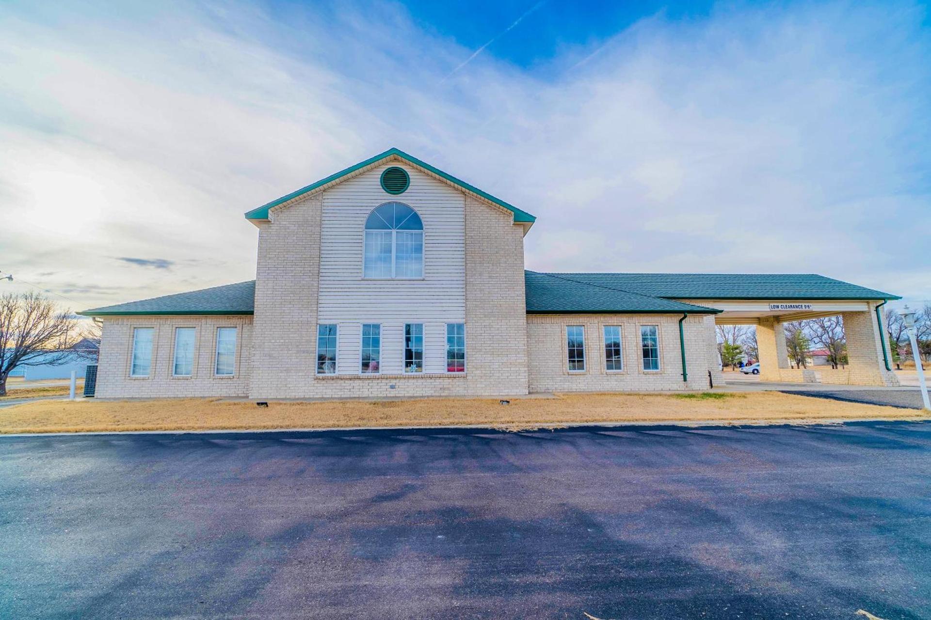 HomeTown Inn By OYO Texhoma, OK photo 17