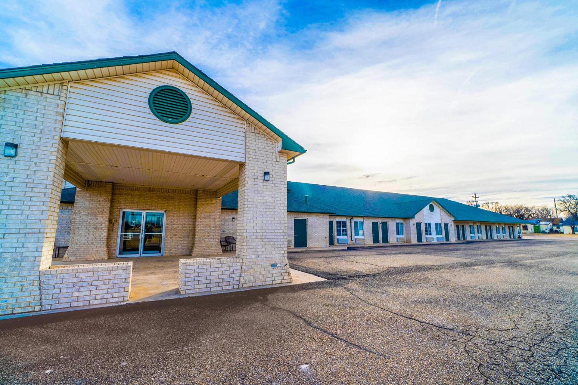 HomeTown Inn By OYO Texhoma, OK photo 16