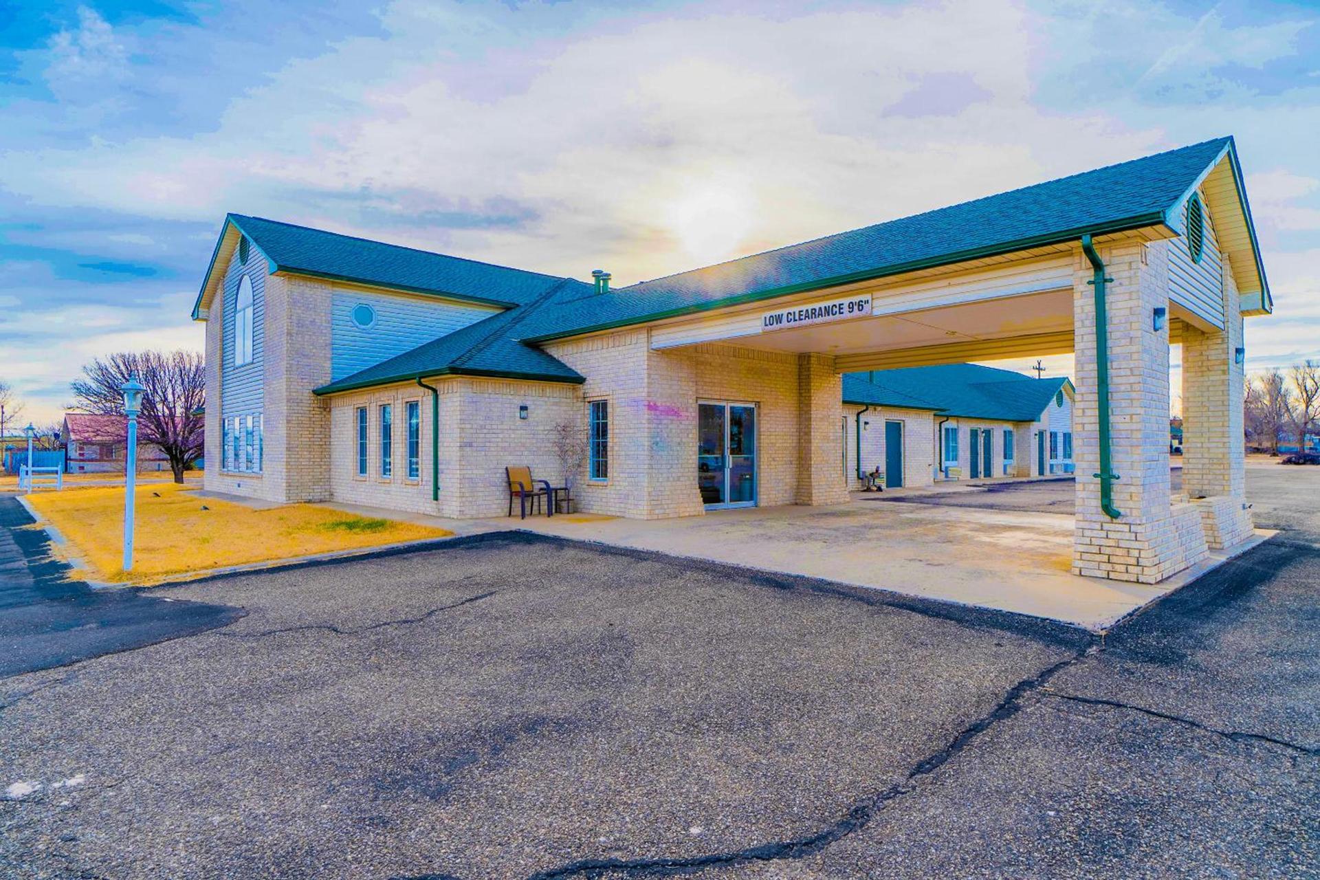 HomeTown Inn By OYO Texhoma, OK photo 3
