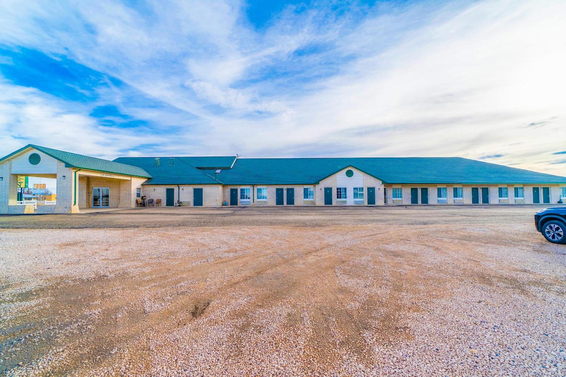 HomeTown Inn By OYO Texhoma, OK photo 15