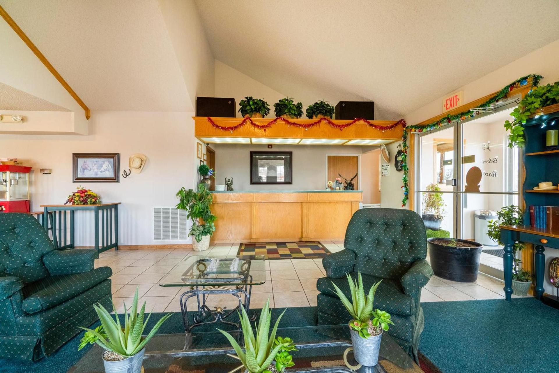 HomeTown Inn By OYO Texhoma, OK photo 23