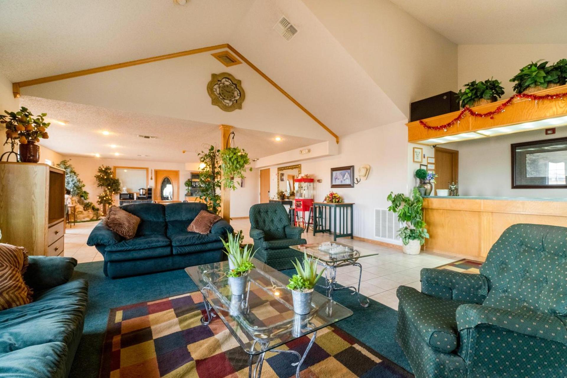 HomeTown Inn By OYO Texhoma, OK photo 24