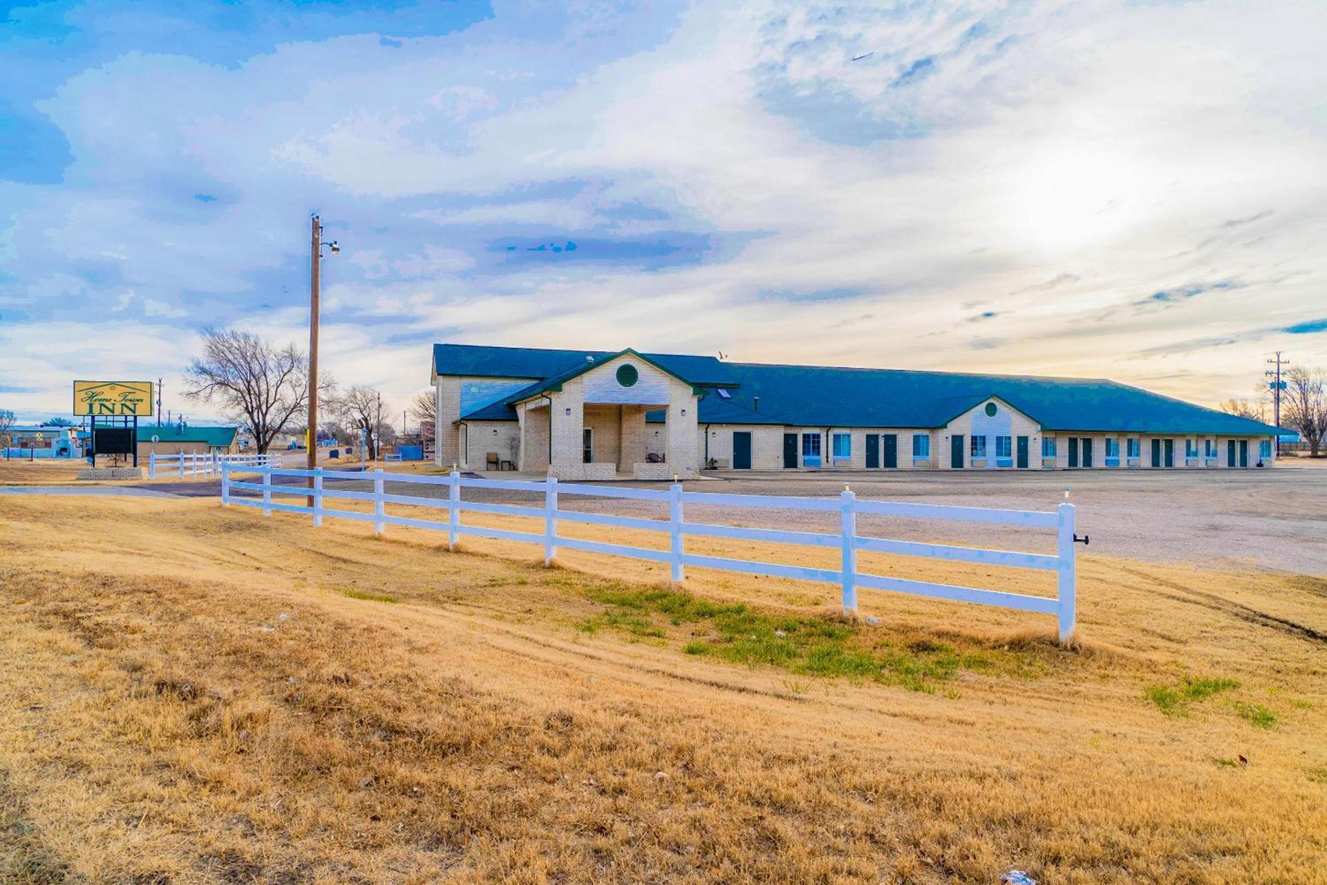 HomeTown Inn By OYO Texhoma, OK photo 29