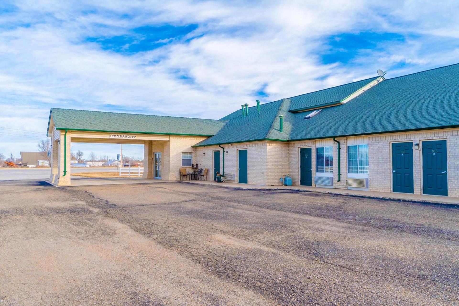 HomeTown Inn By OYO Texhoma, OK photo 32