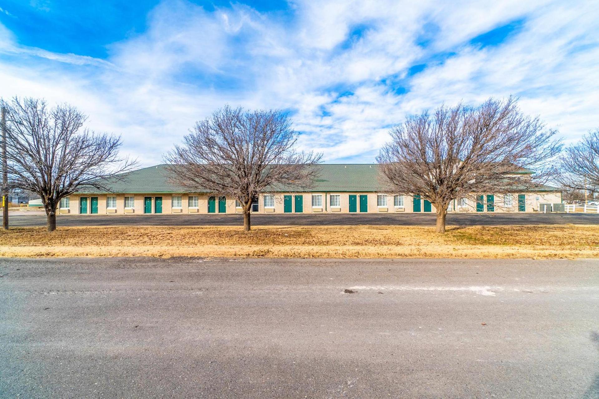HomeTown Inn By OYO Texhoma, OK photo 31