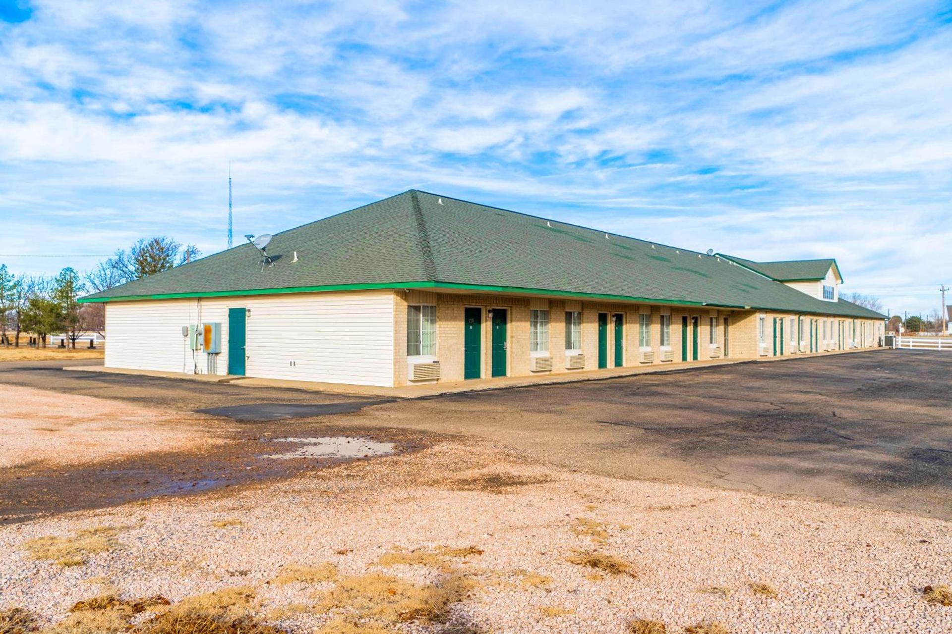 HomeTown Inn By OYO Texhoma, OK photo 30