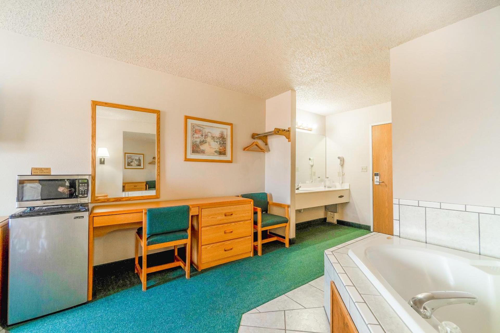 HomeTown Inn By OYO Texhoma, OK photo 12