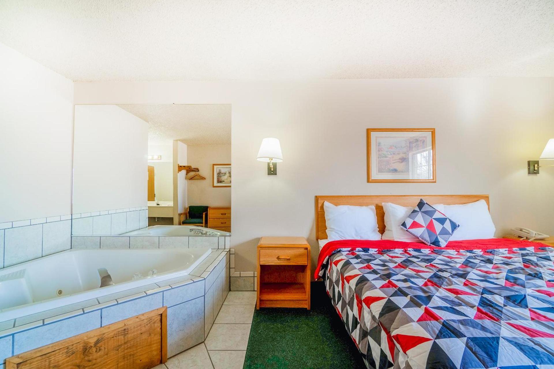 HomeTown Inn By OYO Texhoma, OK photo 8