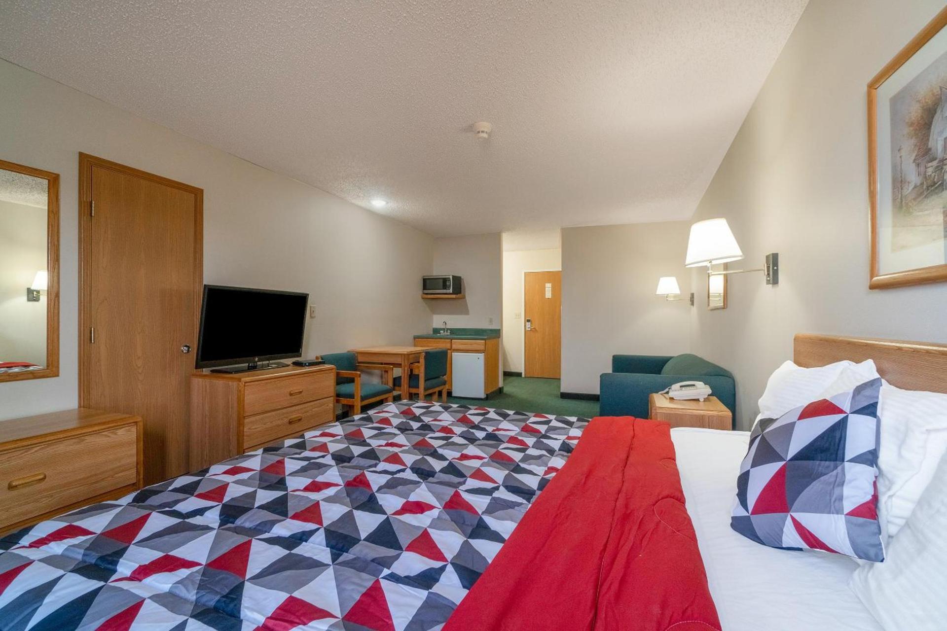 HomeTown Inn By OYO Texhoma, OK photo 38