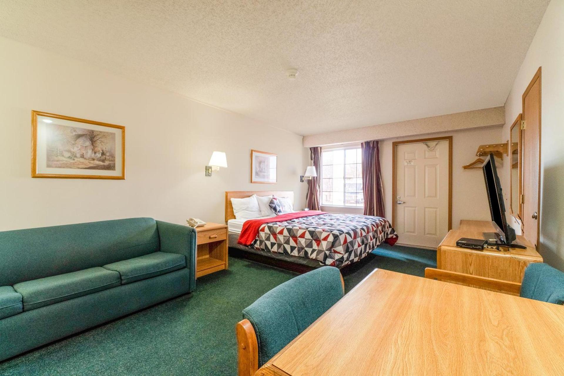 HomeTown Inn By OYO Texhoma, OK photo 11