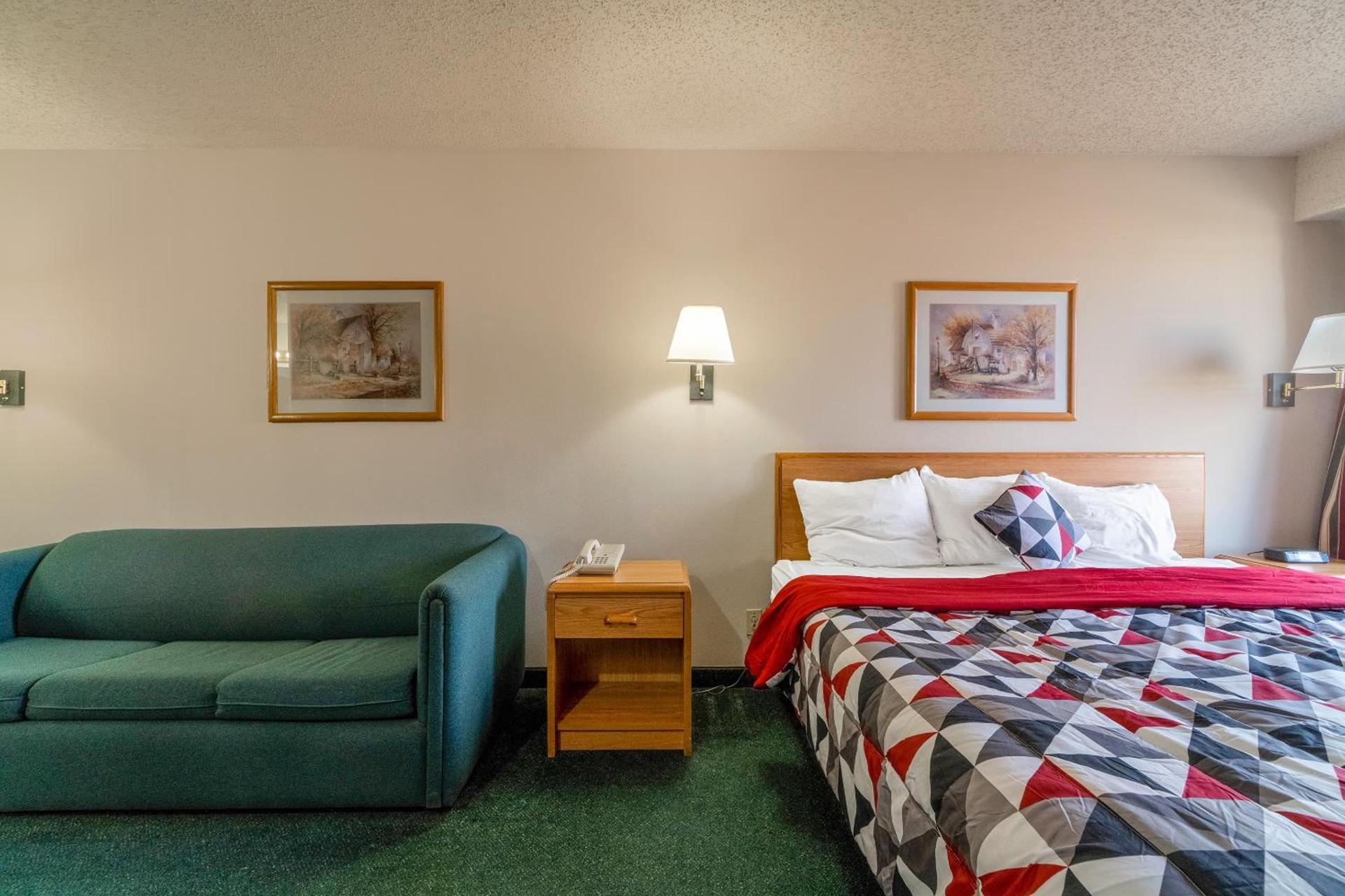HomeTown Inn By OYO Texhoma, OK photo 37