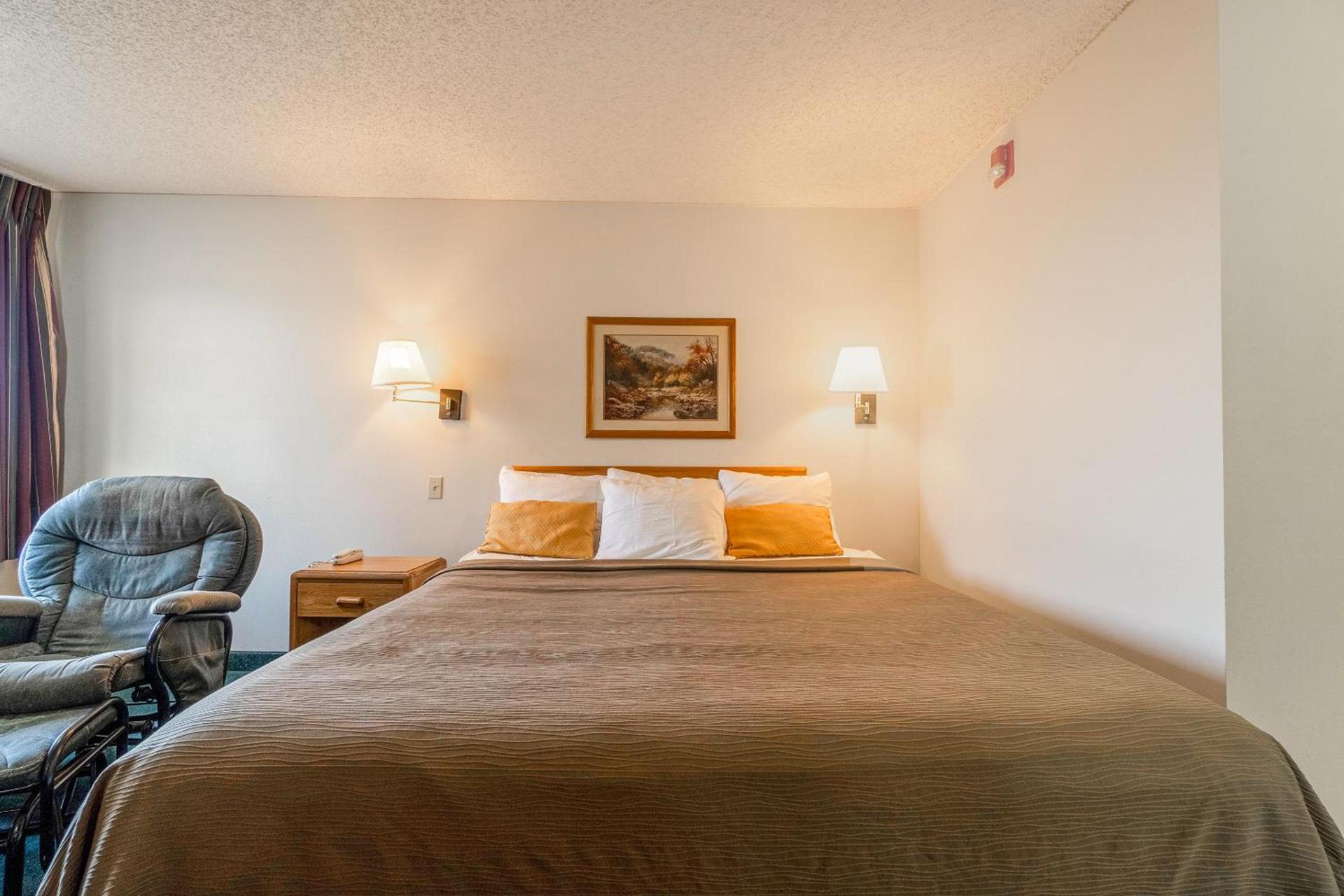 HomeTown Inn By OYO Texhoma, OK photo 44