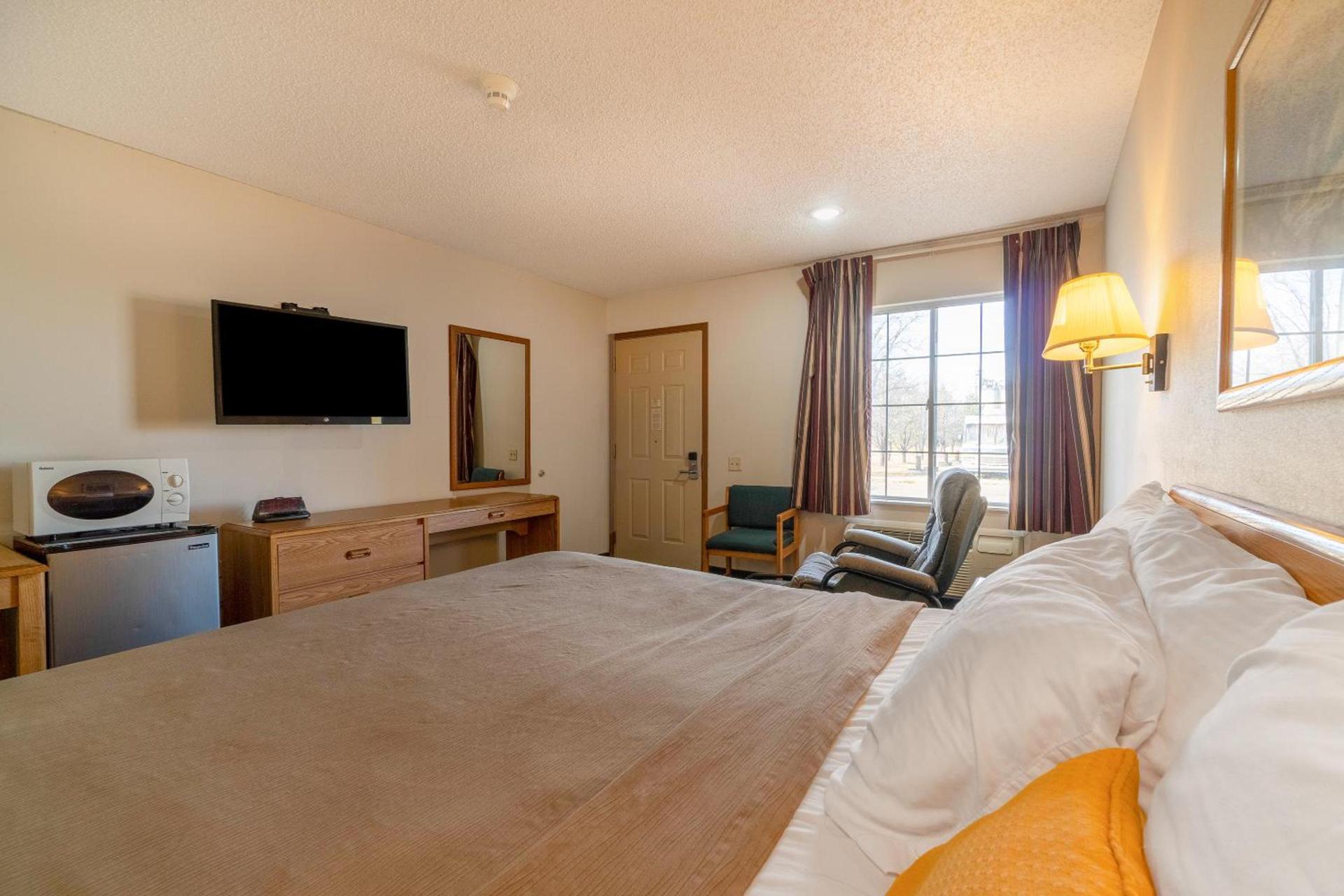 HomeTown Inn By OYO Texhoma, OK photo 51