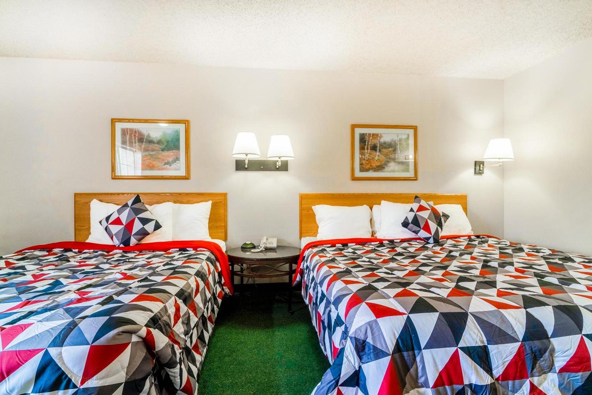 HomeTown Inn By OYO Texhoma, OK photo 55