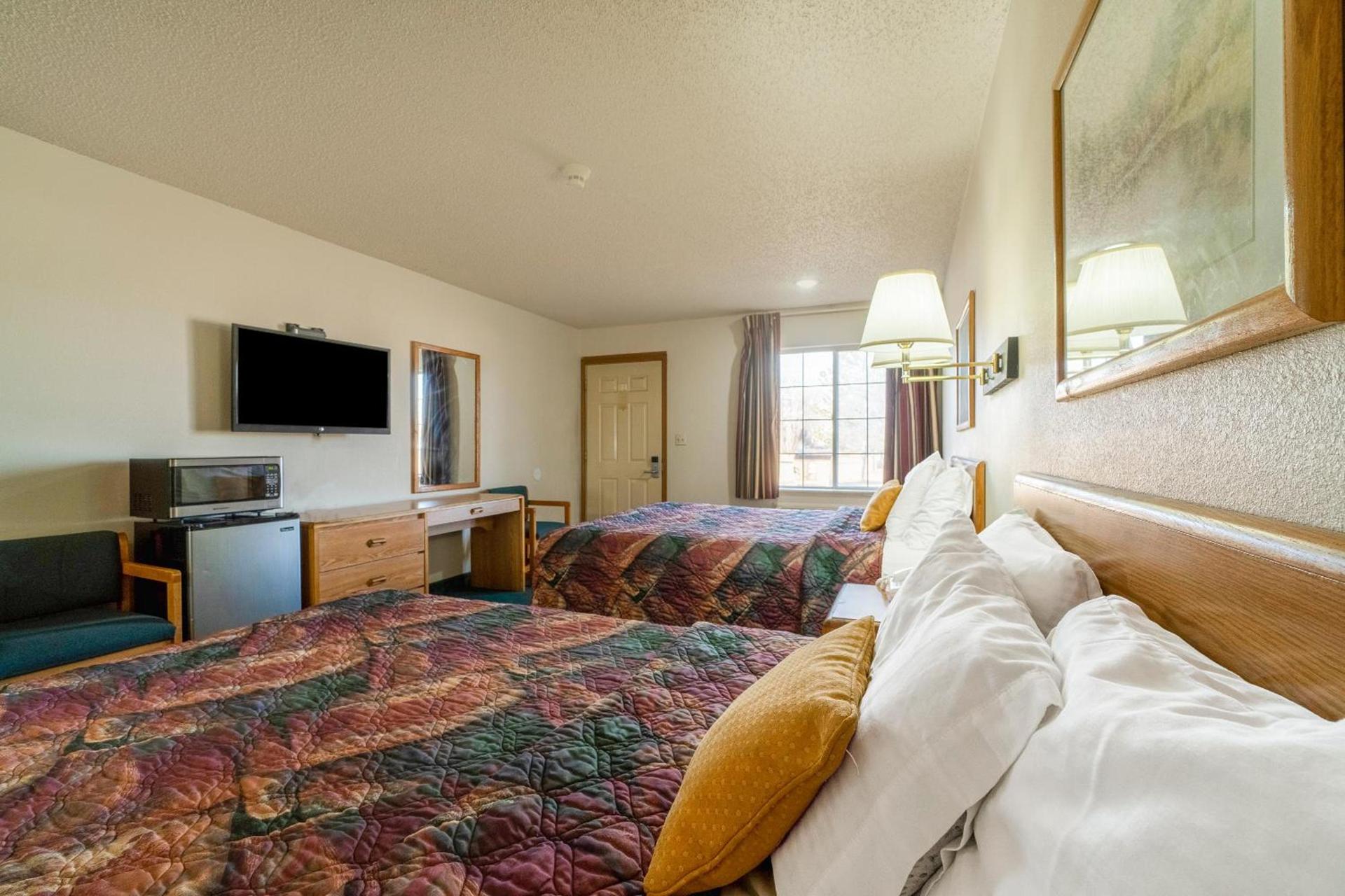 HomeTown Inn By OYO Texhoma, OK photo 64