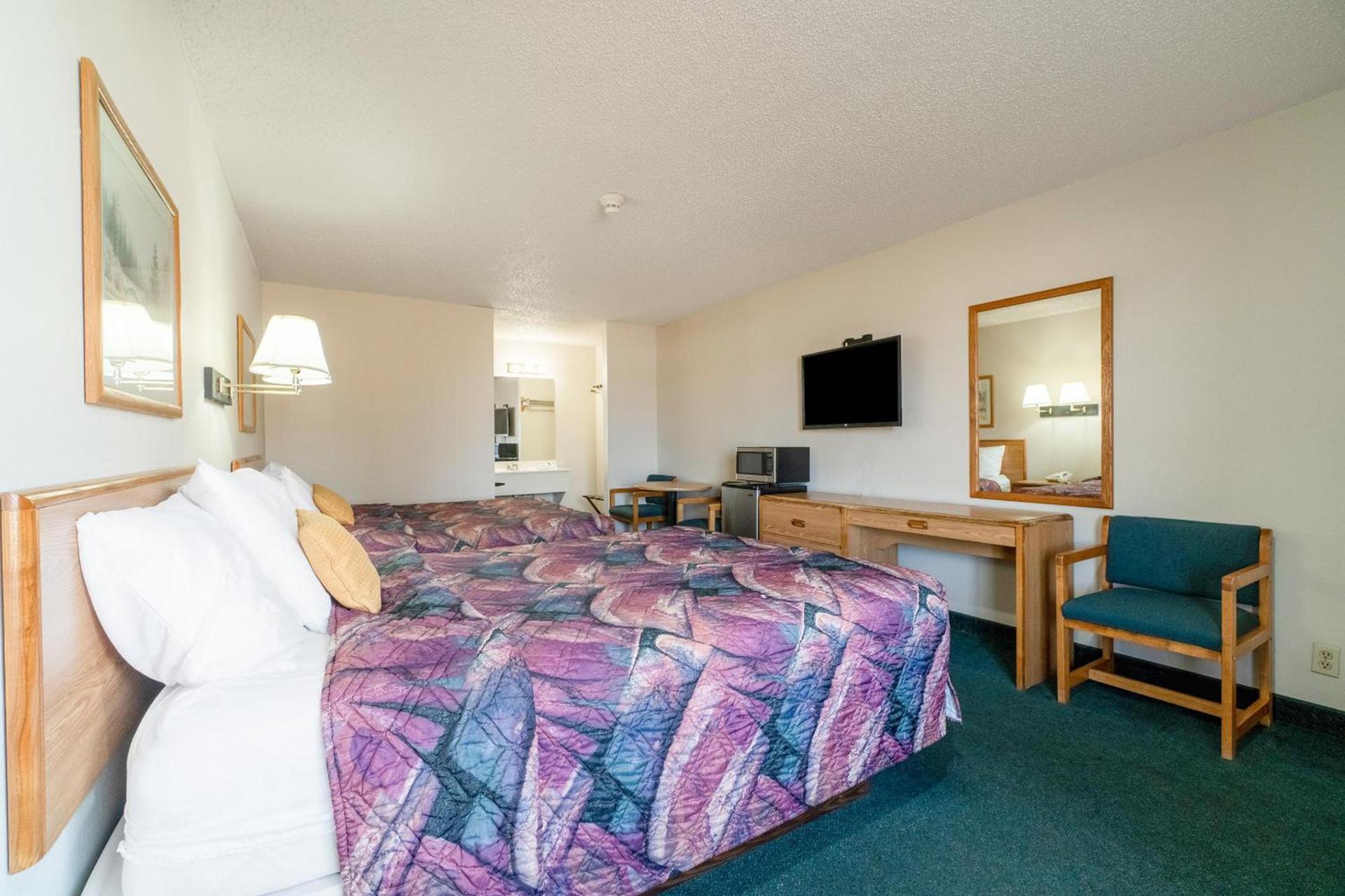 HomeTown Inn By OYO Texhoma, OK photo 66