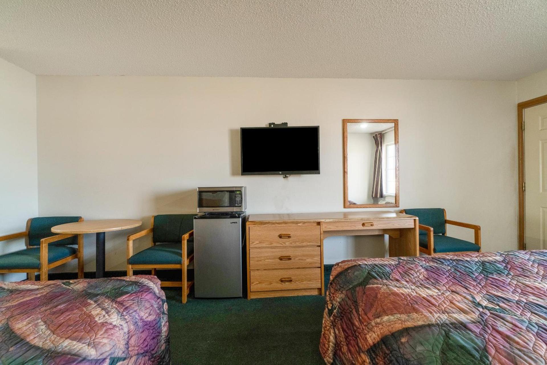 HomeTown Inn By OYO Texhoma, OK photo 67