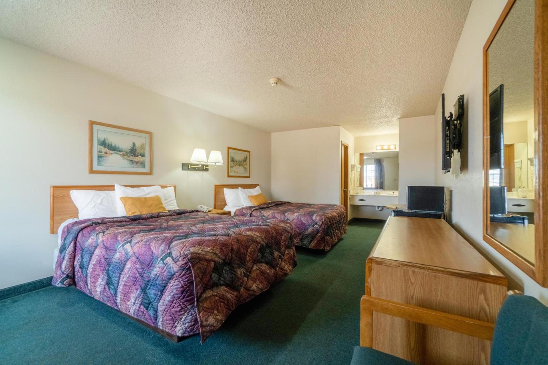HomeTown Inn By OYO Texhoma, OK photo 69