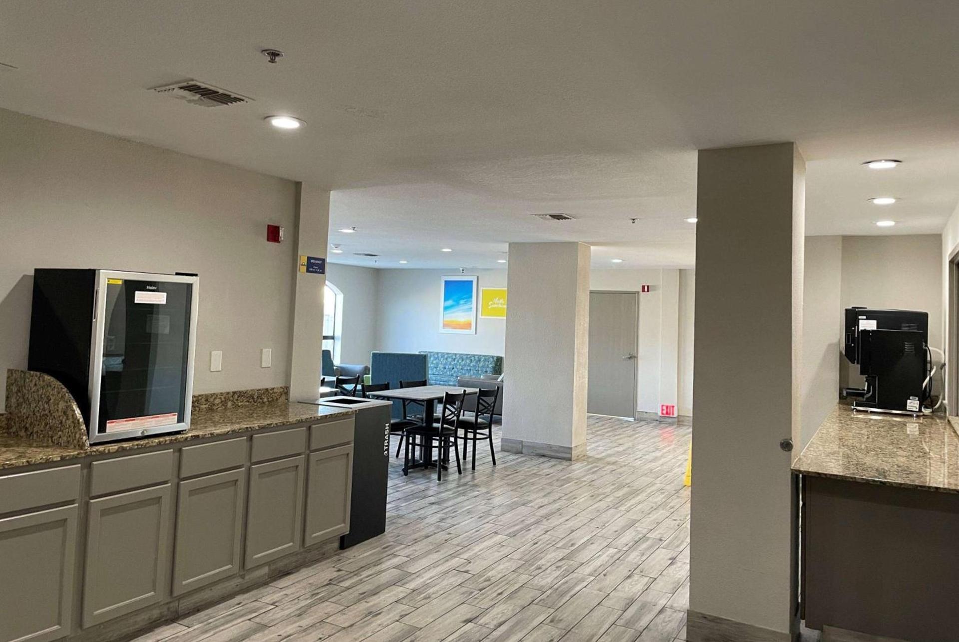 Days Inn by Wyndham Dallas Garland West photo 4