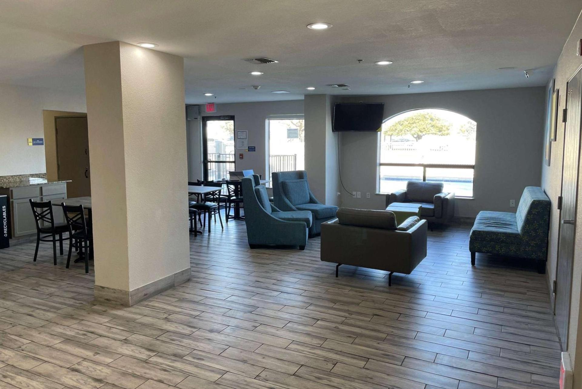 Days Inn by Wyndham Dallas Garland West photo 5