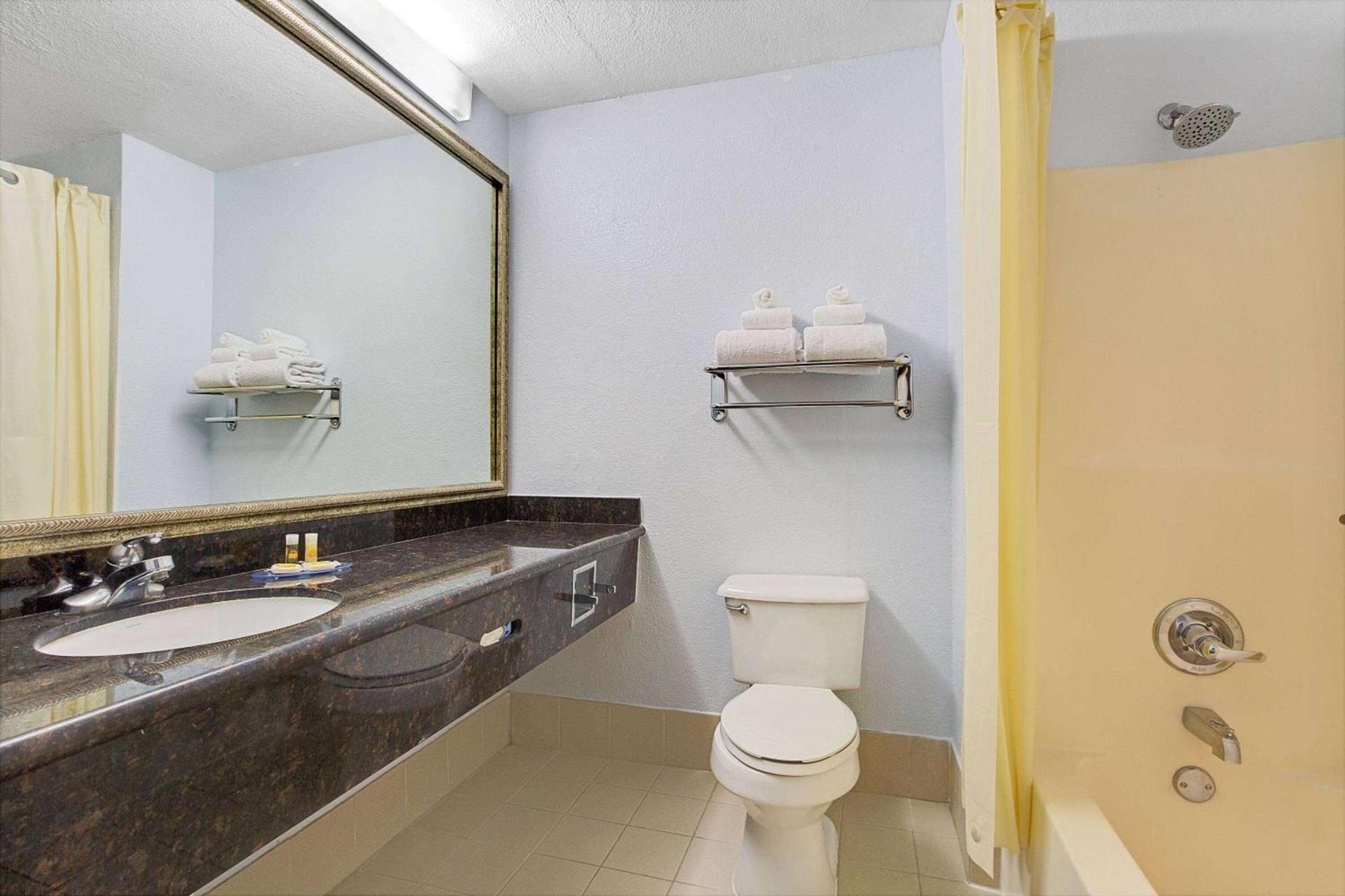 Days Inn by Wyndham Dallas Garland West photo 8