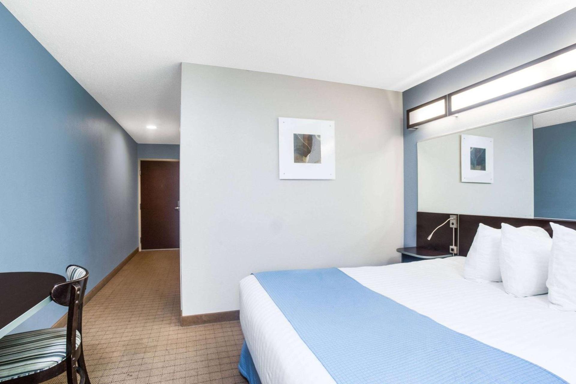 Microtel Inn & Suites Bath photo 9
