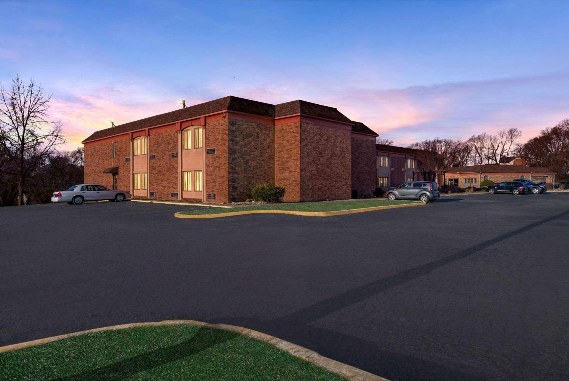 Suburban Studios Kansas City Airport North photo 4