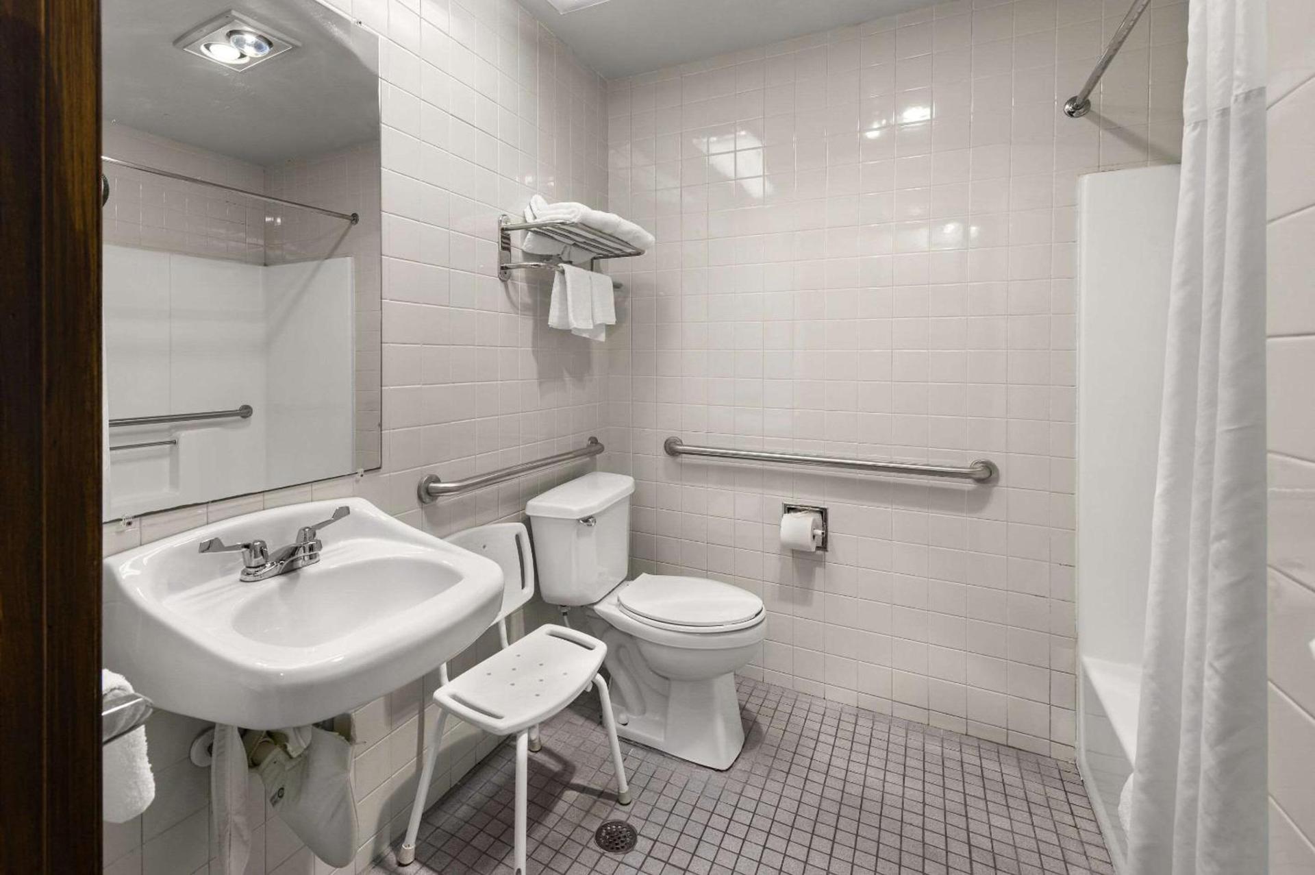 Suburban Studios Kansas City Airport North photo 17