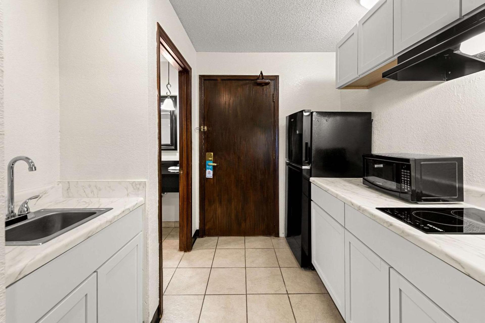 Suburban Studios Kansas City Airport North photo 20