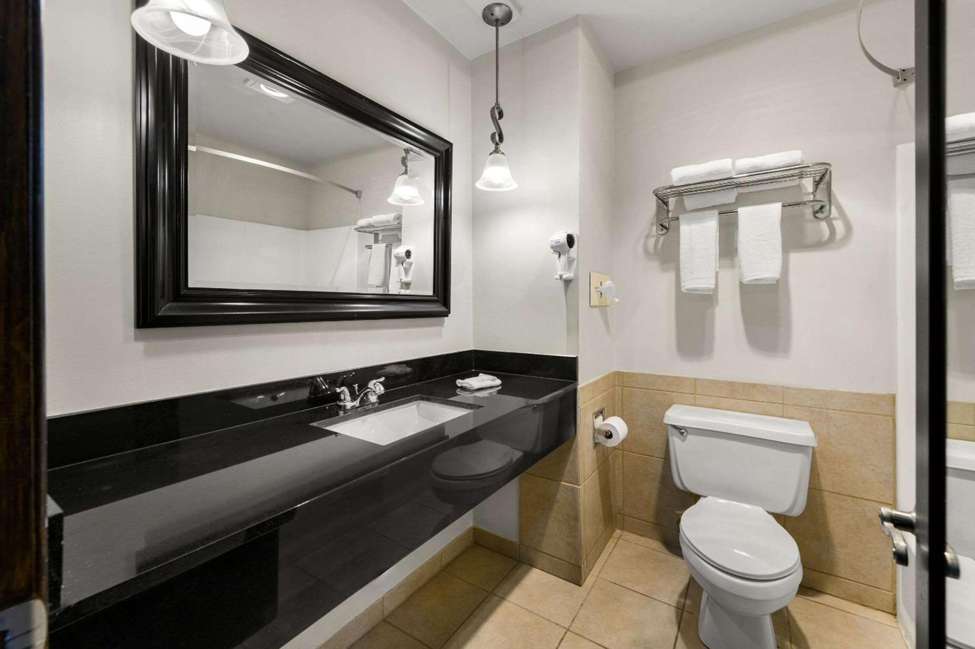 Suburban Studios Kansas City Airport North photo 22