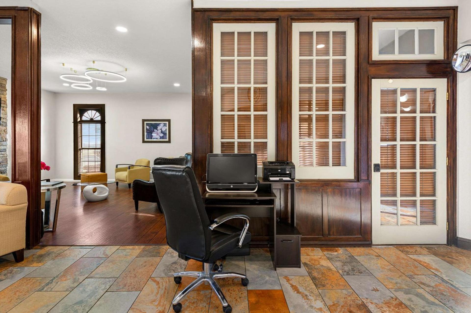 Suburban Studios Kansas City Airport North photo 28