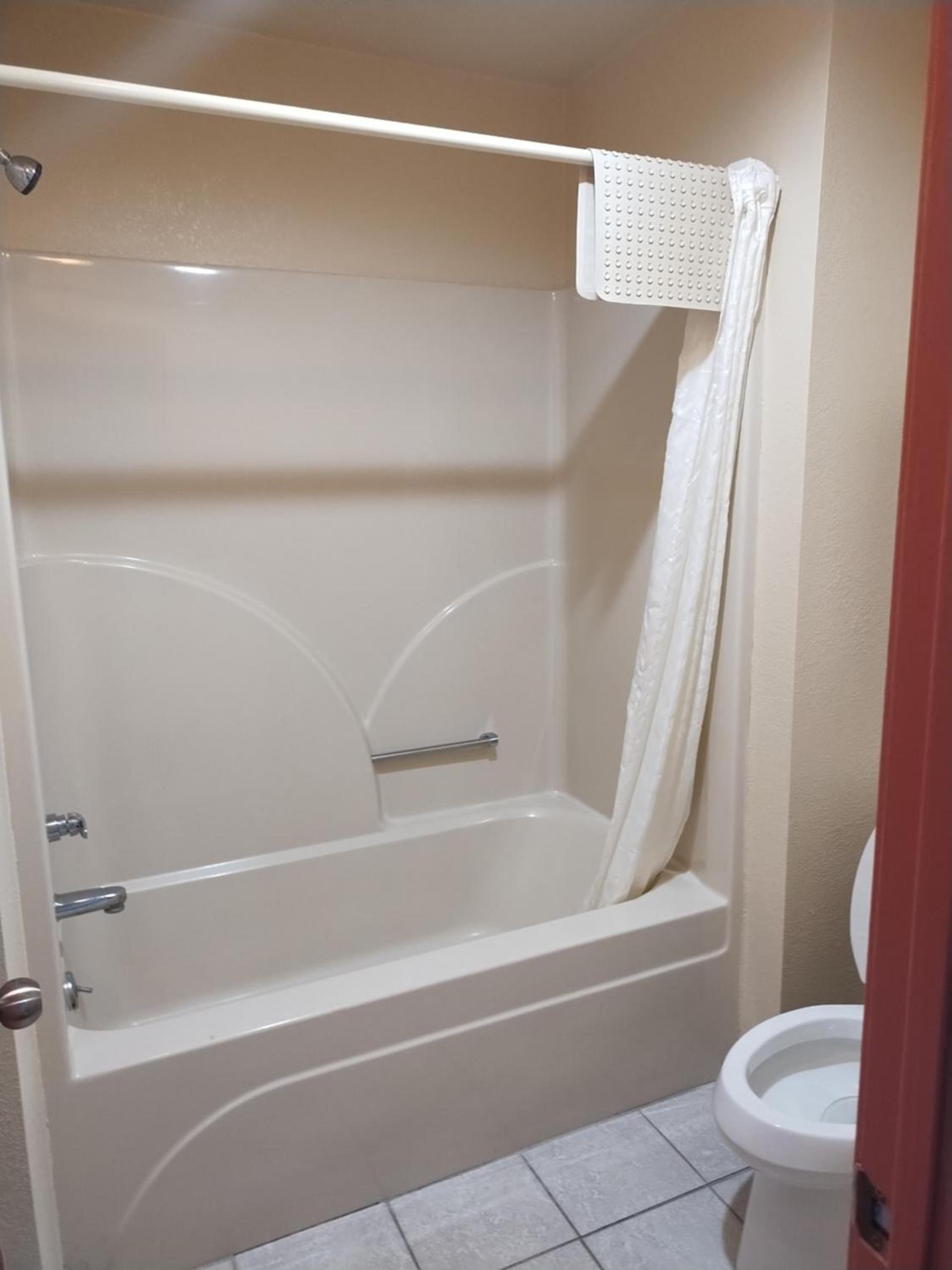 Howards Inn Motel photo 5
