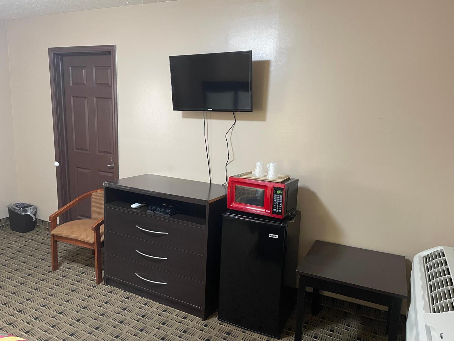 Economy Inn & Suites photo 16