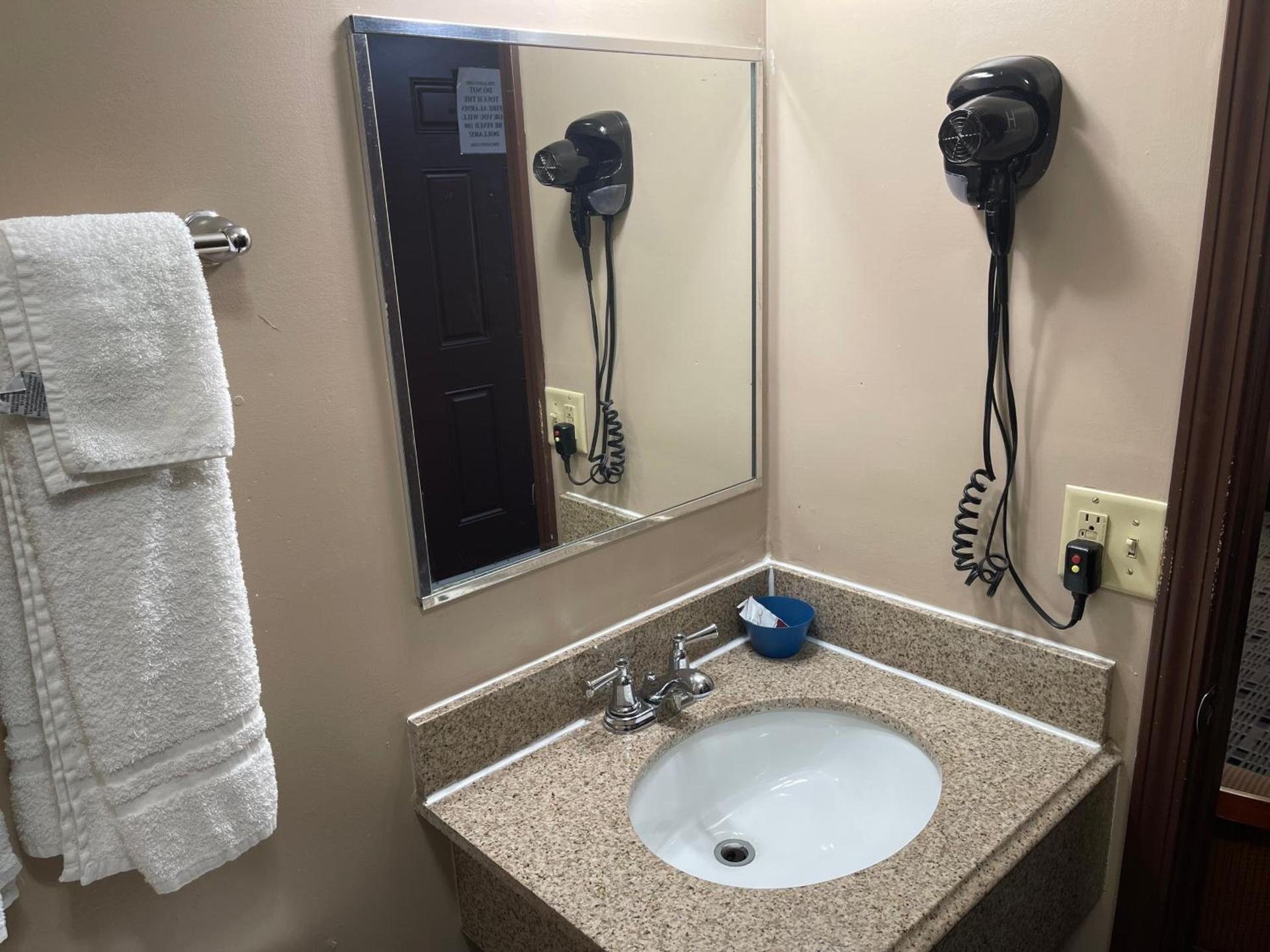 Economy Inn & Suites photo 18