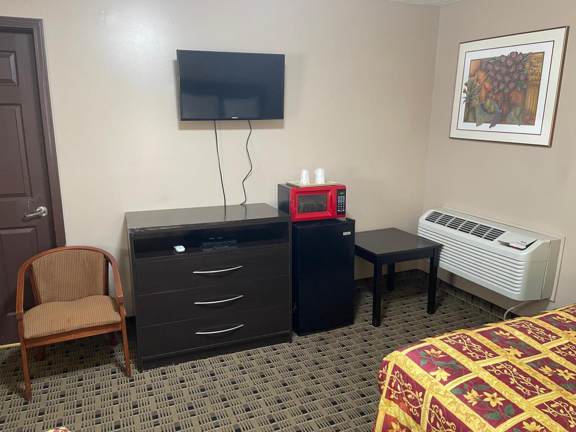 Economy Inn & Suites photo 17