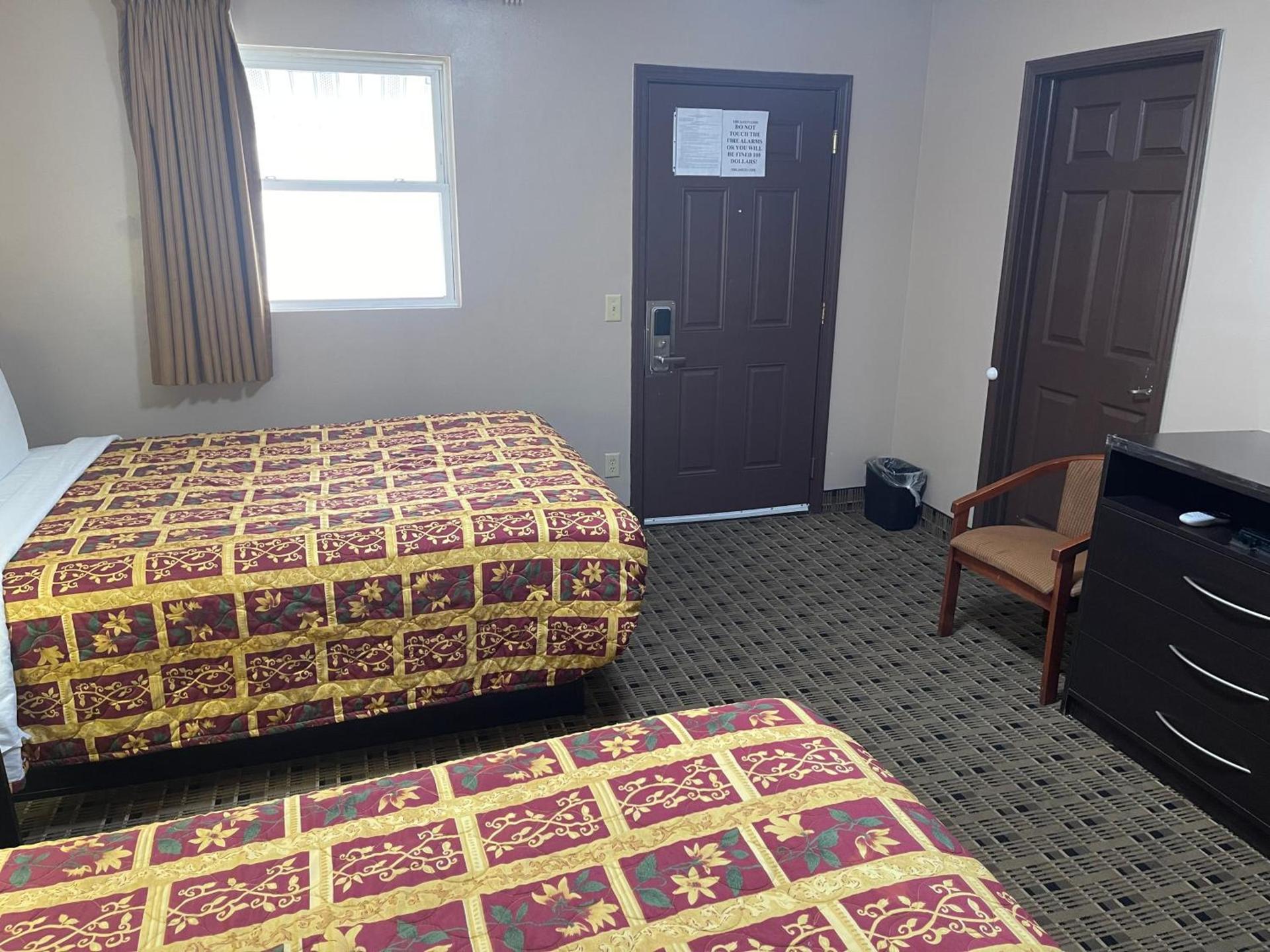 Economy Inn & Suites photo 15