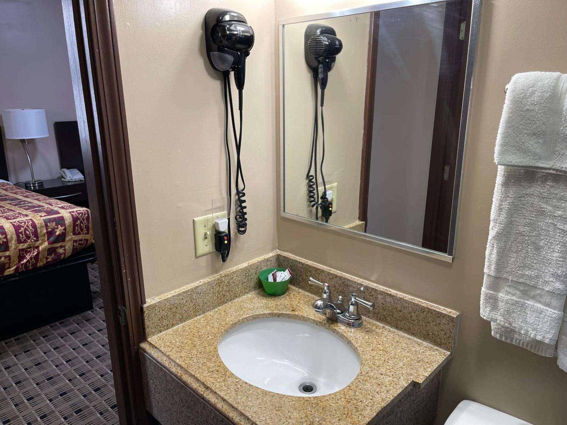 Economy Inn & Suites photo 21