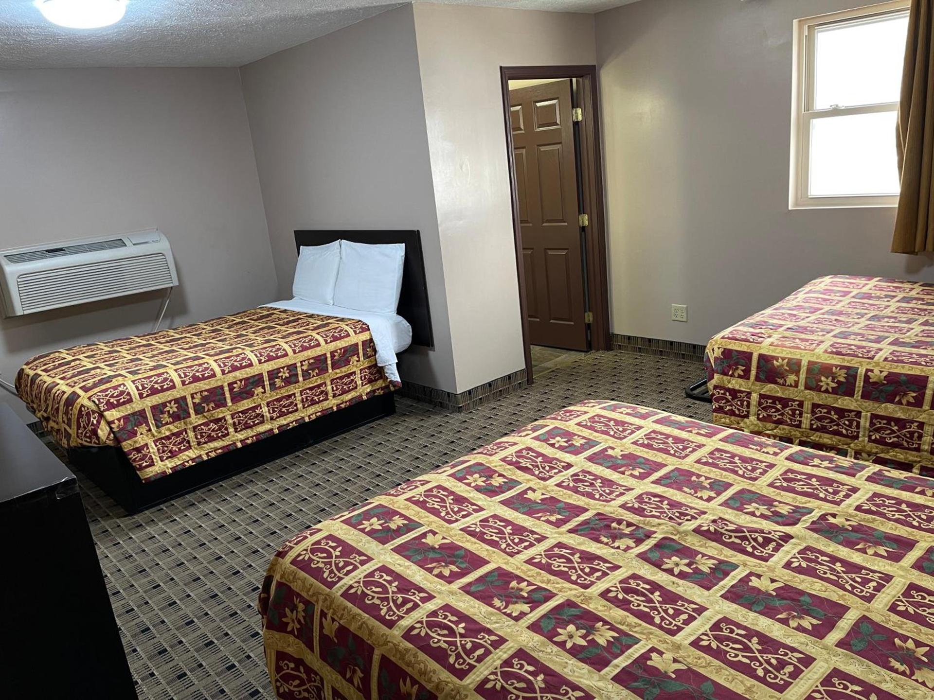Economy Inn & Suites photo 24