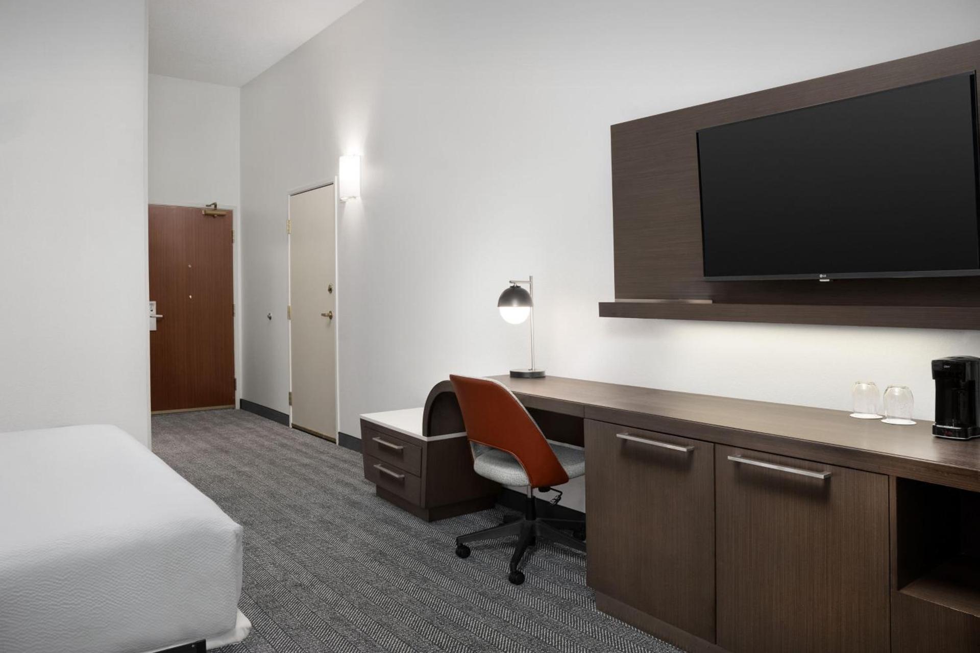 Courtyard by Marriott Lakeland photo 13