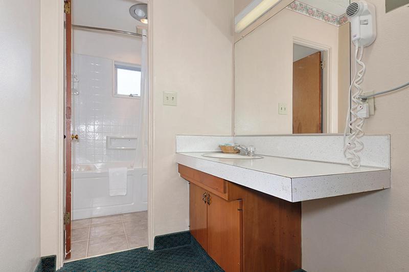 Townhouse Motel photo 6