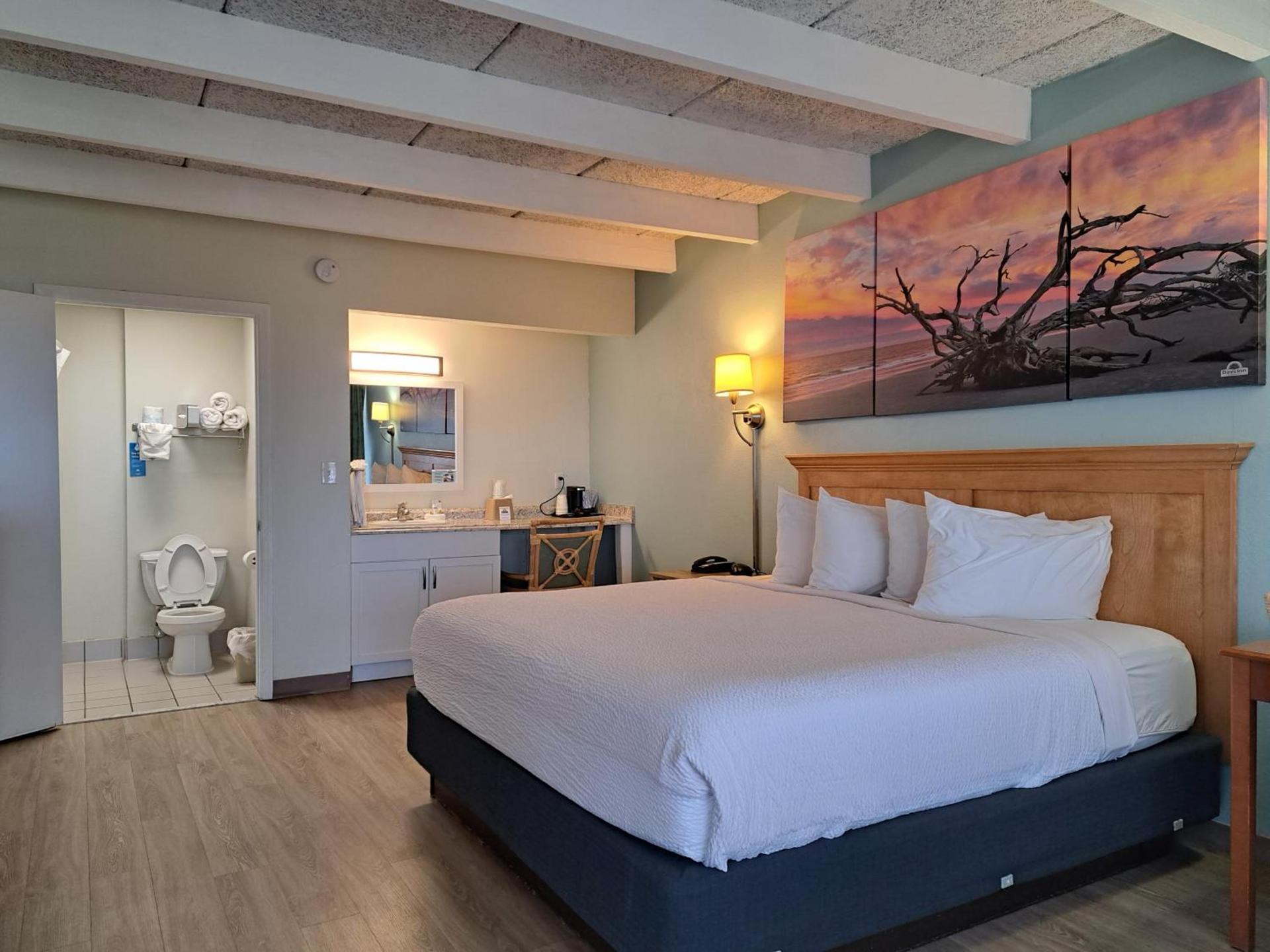 Days Inn & Suites by Wyndham Jekyll Island photo 24