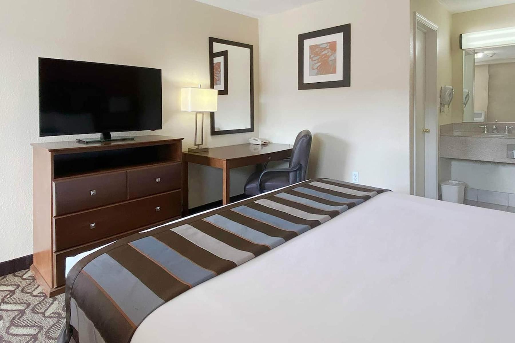 Super 8 by Wyndham Greensburg photo 10