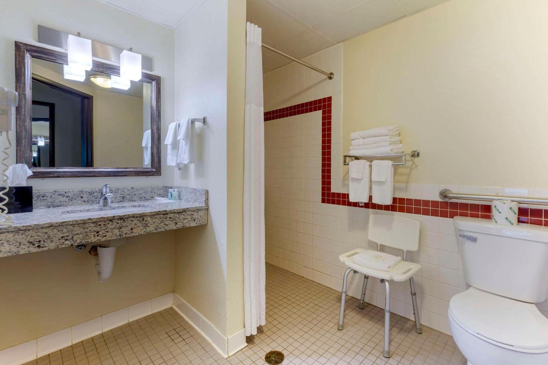 Quality Inn Oshkosh Aviation Park photo 11