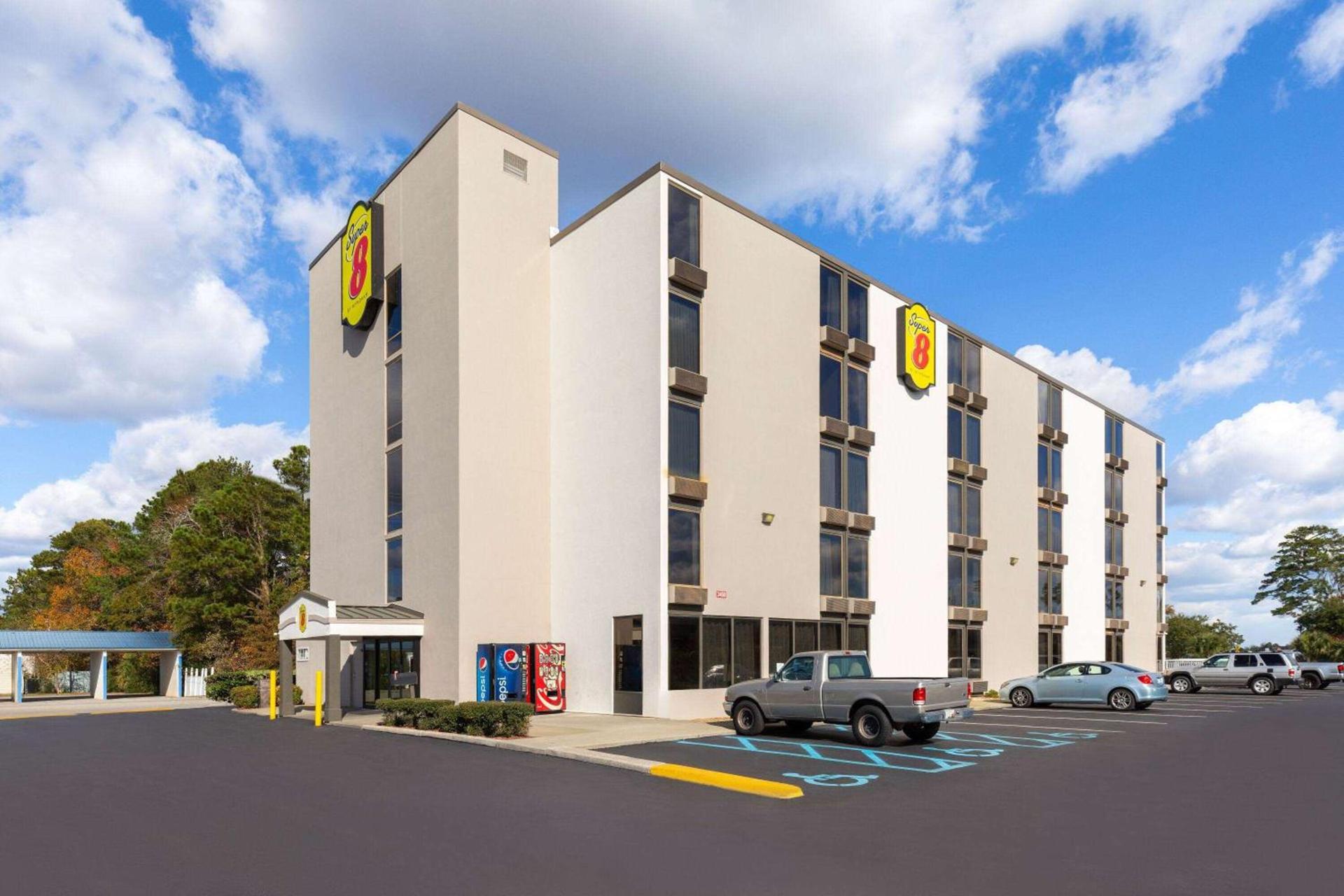 Super 8 by Wyndham Myrtle Beach/Market Common Area photo 2